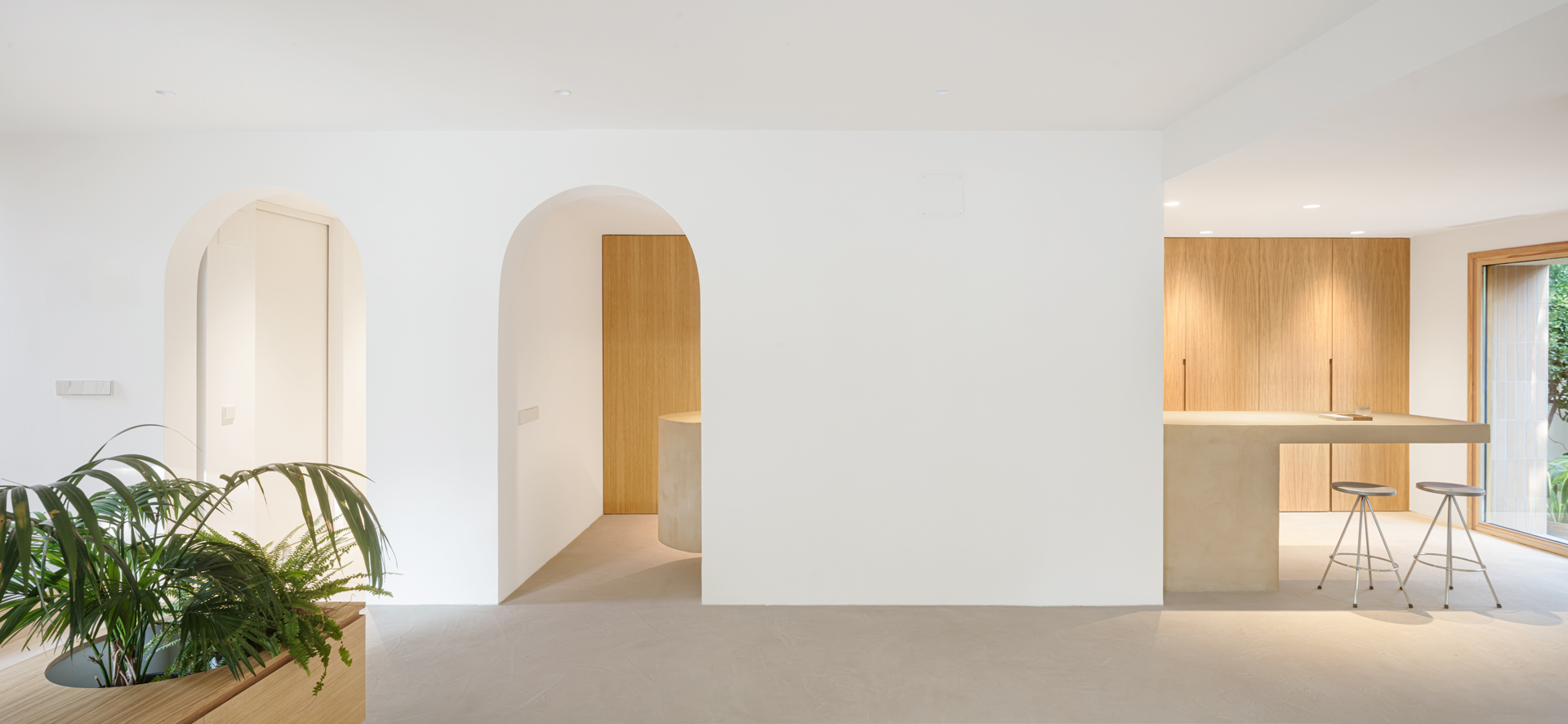 CRU innovative house renovation project in Castelldefels. La Alicia, an old house converted into a modern and natural space