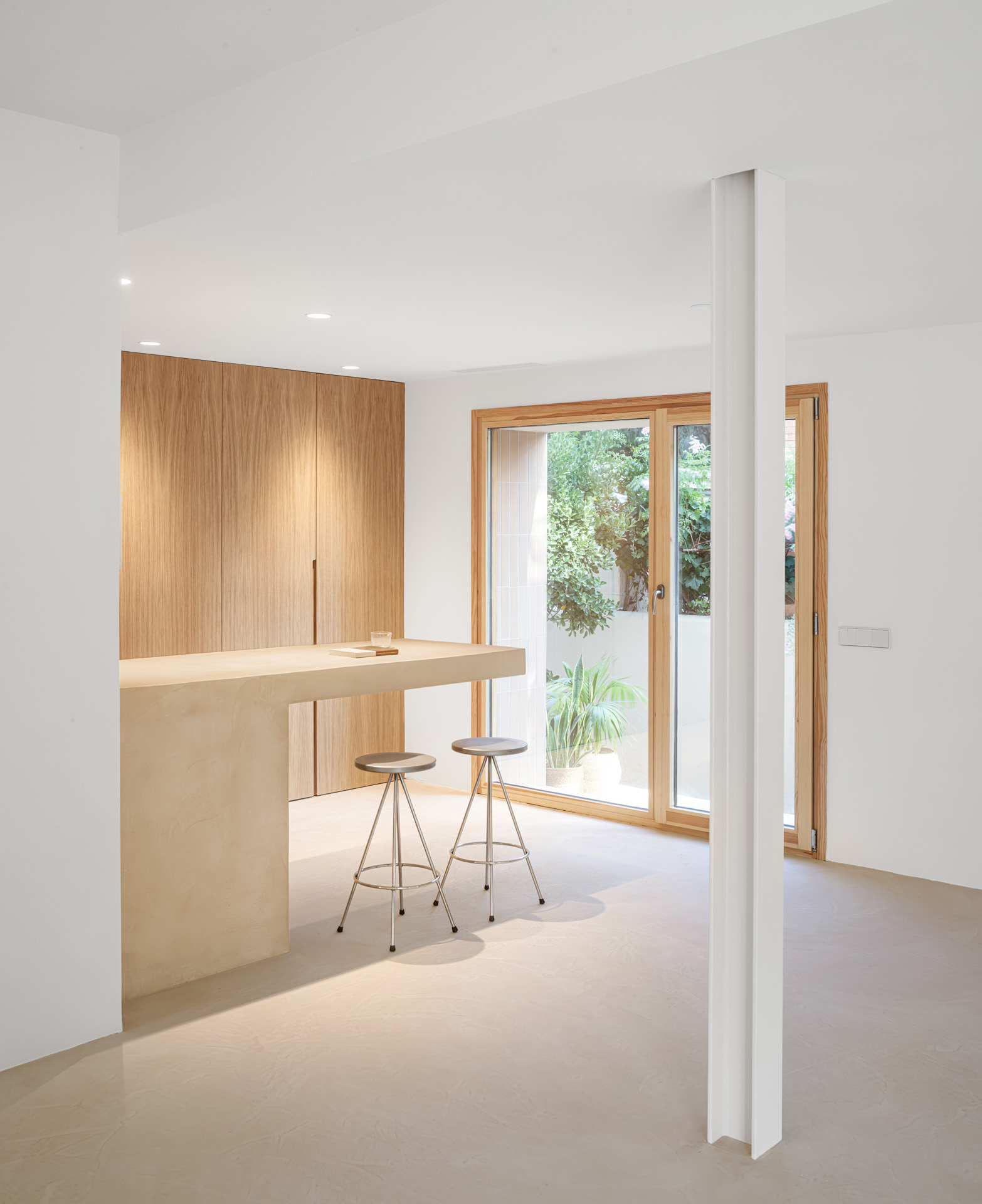 CRU innovative house renovation project in Castelldefels. La Alicia, an old house converted into a modern and natural space