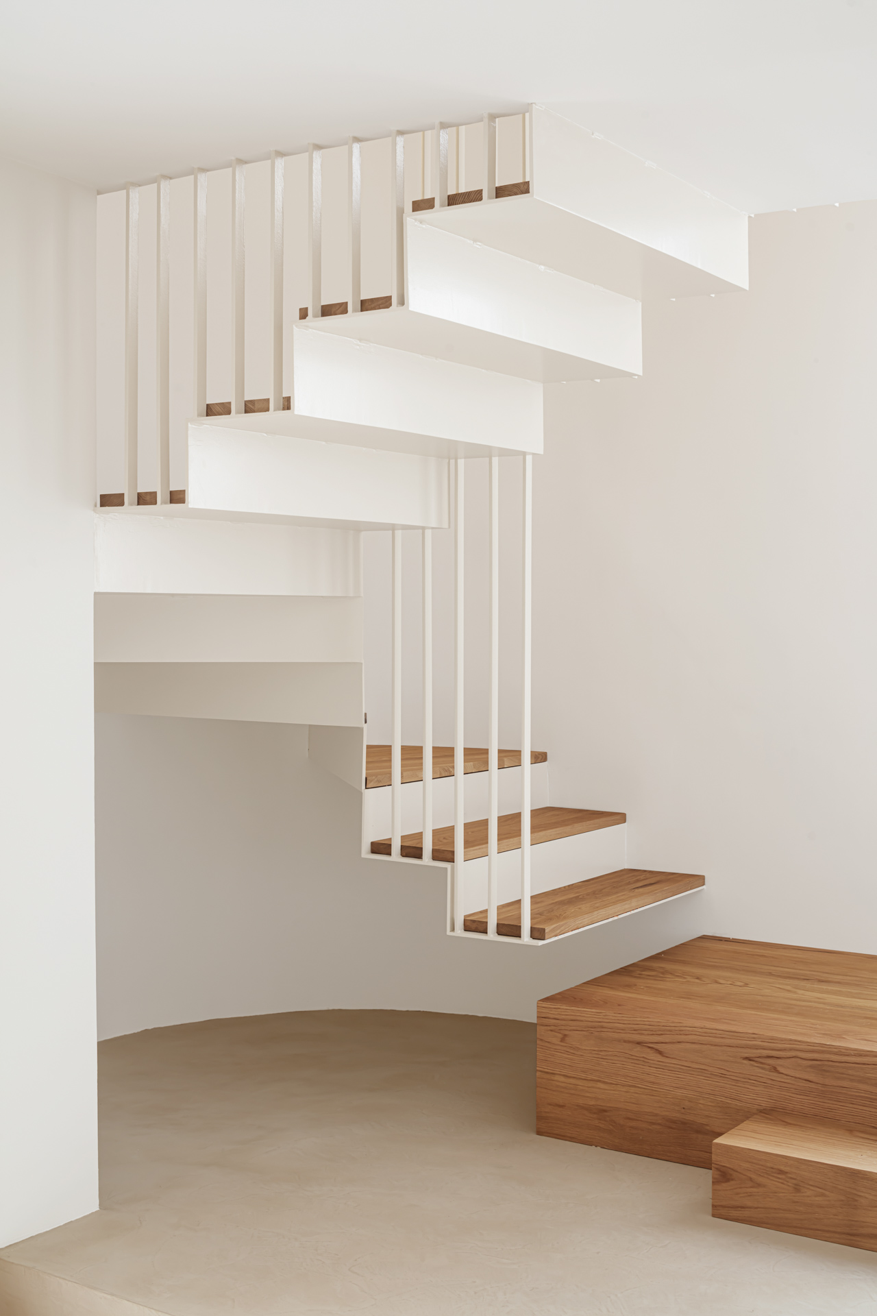 CRU innovative house renovation project in Castelldefels. La Alicia, an old house converted into a modern and natural space