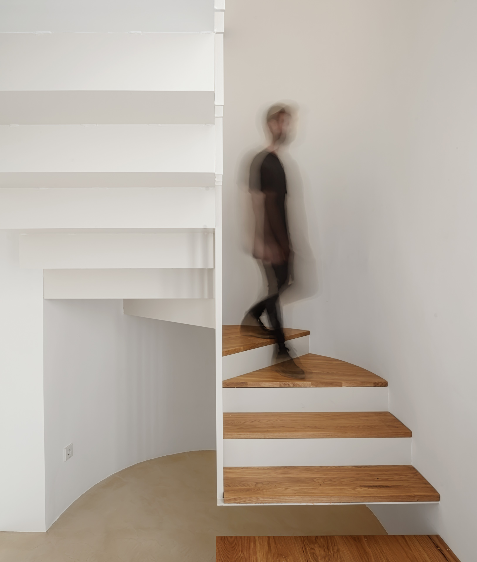 CRU innovative house renovation project in Castelldefels. La Alicia, an old house converted into a modern and natural space